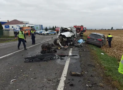 ȘOC pe DN 13! Un bărbat MORT pe loc, altul luptă pentru viață după impactul cumplit dintre două dube și o mașină!