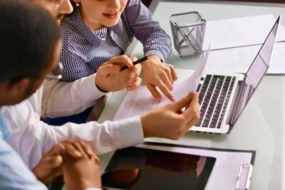 Nu o să-ți vină să crezi cât de simplu poți verifica vechimea în muncă fără să pui piciorul în vreo instituție!