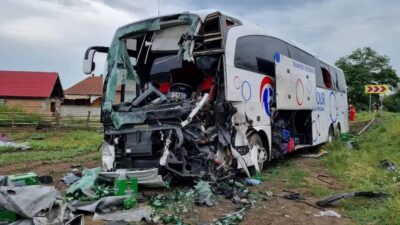 ȘOCANT! Două autocare pline cu 50 de pasageri, implicate într-un impact DEVASTATOR cu o mașină – vezi ce s-a întâmplat la fața locului!