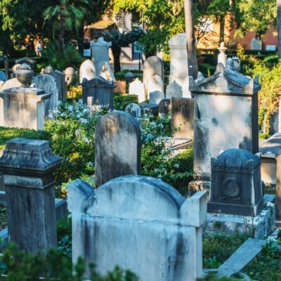 Șoc în Italia! Hoții devastă cimitirul, fură statui sfinte și 1500 kg de cupru – poliția recuperează tot în miez de noapte!