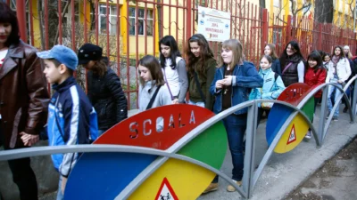 Revoltă în școlile din România! Părinții, obligați să plătească 6.000 € pentru „Școala Altfel” în Dubai. „Este ilegal!”
