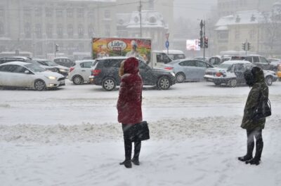 Iarna a lovit România în forță: Cod roșu de ploi torențiale și ninsori abundente, jumătate din țară sub amenințare!