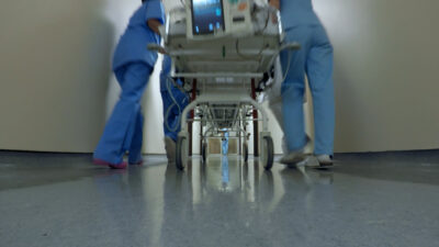 Gluma care l-a băgat în comă. Un bărbat se zbate între viață și moarte după o singură lovitură.