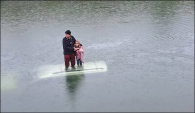 Greșeala de o secundă care i-a aruncat în canal! Un bătrân și o fetiță au trăit clipe de coșmar pe plafonul mașinii care se scufunda