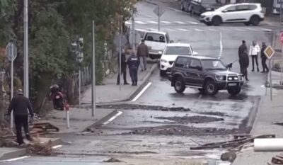Dezastru total în stațiunea din Bulgaria iubită de români! Mașinile au fost luate de ape și aruncate în mare. Sunt morți și zeci de evacuați.