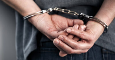 Falsul milionar care ademenea tinere pe internet, gest șocant la arestare: A mușcat un polițist