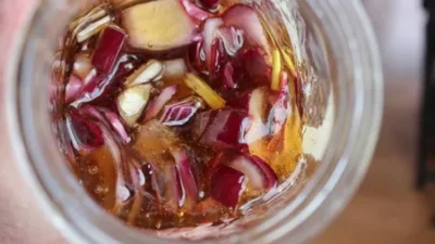 Pune o ceapă roșie în miere și las-o peste noapte. A doua zi vei avea leacul care curăță venele, protejează inima și distruge gripa