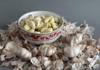 Faci cea mai mare greșeală dacă arunci cojile de usturoi! Iată ce comoară ascund de fapt