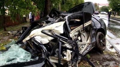 Sfârșit cumplit pentru tânărul pasionat de viteză. Gestul fatal care l-a aruncat prin parbriz