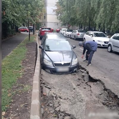 Dezastru la Galați! Asfaltul nou a înghițit o mașină, iar pistele pe bani europeni se surpă