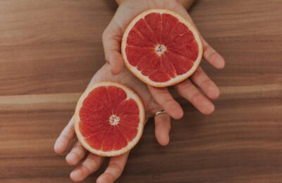 Boala care macină oasele a 75 de milioane de oameni are un dușman neașteptat. Secretul stă în acest fruct banal