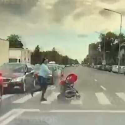 Momentul în care mama şi fetiţa ei sunt spulberate pe trecere, în Capitală. Filmare cu camera de bord