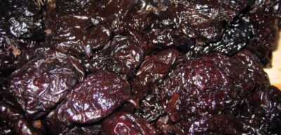 Descoperirea ȘOC: Prunele uscate opresc pierderea masei osoase la femeile peste 60 de ani!