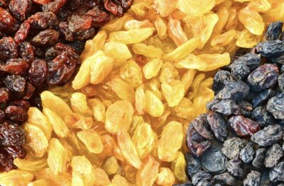 Pune 100g de stafide în apă clocotită seara. Ce se întâmplă dimineața în corpul tău este incredibil