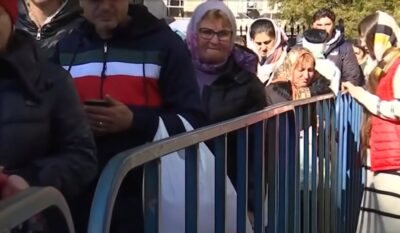 Cine sunt, de fapt, „îngerii” care veghează pelerinii de la Iași. Adevărul din spatele cozilor interminabile