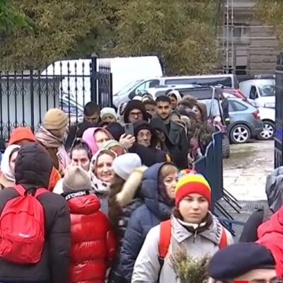 Ce se întâmplă acum la Iași depășește orice imaginație! Cozi de 5 kilometri și 8 ore de așteptare în frig pentru a ajunge la raclă