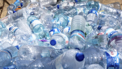 Te-a enervat dopul care nu se desprinde? Stai să vezi ce urmează la TOATE sticlele de plastic