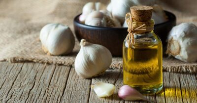 Descoperă secretul sănătății: Ce se întâmplă în corpul tău când combini uleiul de măsline cu usturoi în fiecare dimineață!