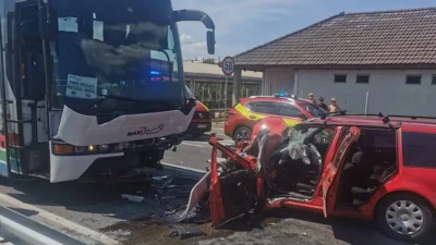 Un autocar cu 14 pasageri, implicat într-un accident teribil! Ce s-a întâmplat cu oamenii din interior?