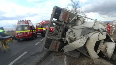 Apocalipsa pe o șosea din România! O mașină a fost făcută sandviș între o betonieră și un alt autoturism
