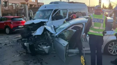 Dimineață de coșmar în Cluj! Un microbuz s-a izbit violent de o mașină. Opt oameni au ajuns la spital