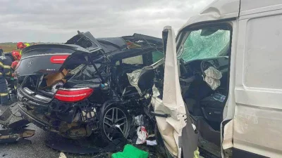 Dezastru pe centura Bacăului! Un Mercedes a fost spulberat de o dubă. O persoană se zbate între viață și moarte, un copil printre victime