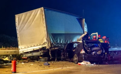 Sfârșit CUMPLIT pentru un tânăr de 20 de ani! A intrat cu BMW-ul direct sub TIR-ul unui român. Nu a avut nicio șansă