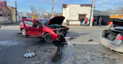 ȘOCANT! Candidată la examenul auto lovește un pieton și provoacă un accident GRAV în parcarea unui mall!
