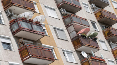 Lovitură pentru toți proprietarii de apartamente! Este interzis să mai montezi aerul condiționat pe fațada blocului.