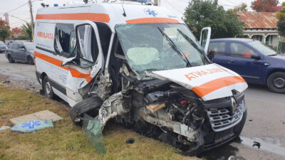 Ce a putut să facă acest șofer depășește orice imaginație! A întors mașina direct în ambulanța care transporta un pacient