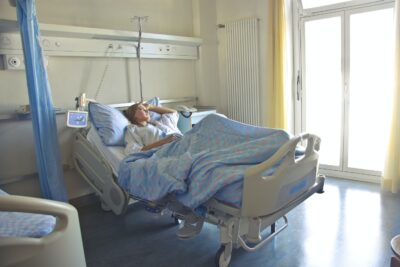 L-au scăpat de pe targă în curtea spitalului și a intrat în comă. Când s-a aflat cine este victima, toți au înlemnit