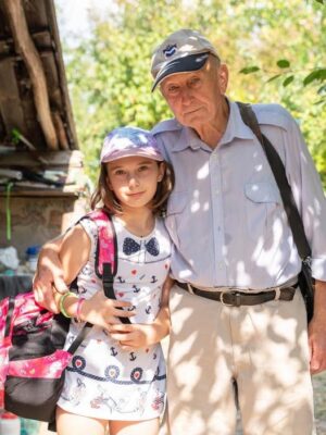 „Au vrut s-o vândă!” Gestul incredibil făcut de un bunic de 80 de ani pentru nepoata pe care fiica lui a vrut s-o abandoneze