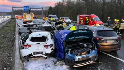 Apocalipsa pe șosea în Suceava! Patru mașini s-au făcut praf într-un impact în lanț, iar una a luat FOC