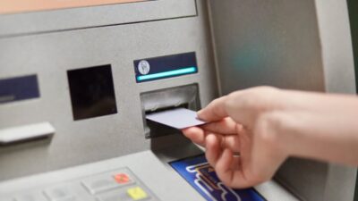 Avertisment pentru toți românii cu card! Codul PIN dispare. Ce se întâmplă cu banii tăi