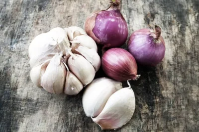 Ceapa tăiată chiar „absorb” virusii din aer? Descoperirea care ar putea schimba tot ce știai despre răceli!