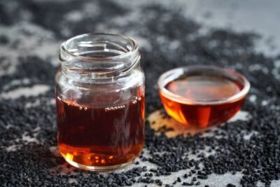 Descoperă SECRETUL anti-îmbătrânire pe care industria cosmetică NU vrea să-l știi: Uleiul de chimen negru care șterge ridurile în doar câteva zile!