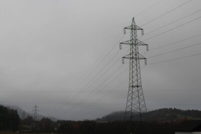 Beznă în România! Se ia curentul ore în șir în Capitală și zeci de localități. Verifică acum dacă ești pe lista neagră