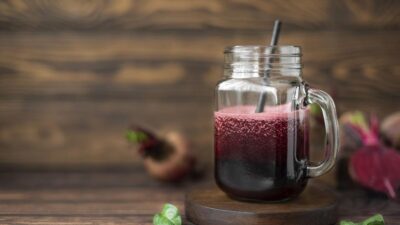 Băutura din 2 ingrediente banale care îți curăță ficatul și topește colesterolul. O ai deja în casă