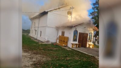 INCENDIU la o biserică: flăcări uriașe au MISTUIT peste 200 m² din acoperiș!  Vezi ce spun pompierii