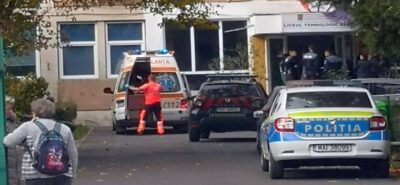ȘOC la liceu! Trei adolescente au bătut o colegă de 15 ani până a ajuns în stare gravă la spital!