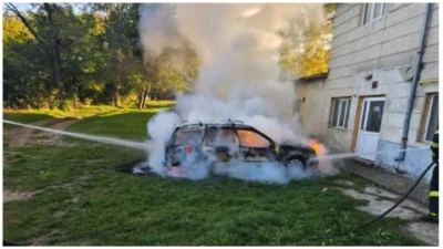 O mașină a luat foc în curtea unui liceu. Când au aflat cauza, toți au rămas muți de uimire