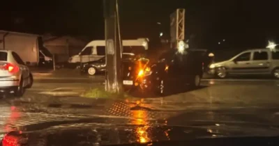 Imagini de coșmar la Bascov! O mașină s-a făcut praf de un stâlp. Nimeni nu știe ce s-a întâmplat cu șoferul
