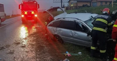 Imagini de coșmar pe DN1! Un Mercedes a zburat direct în șanț. Ce au găsit salvatorii la fața locului este incredibil