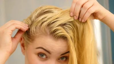 Ce se întâmplă cu părul tău dacă nu-l speli 7 zile. Avertismentul medicilor dermatologi este șocant