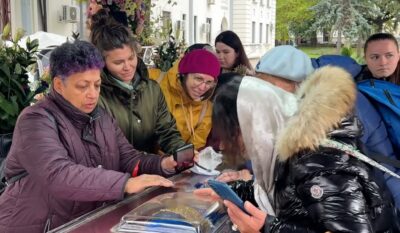 Nu o să-ți vină să crezi ce obiecte ciudate au adus pelerinii la racla Sfintei Parascheva!