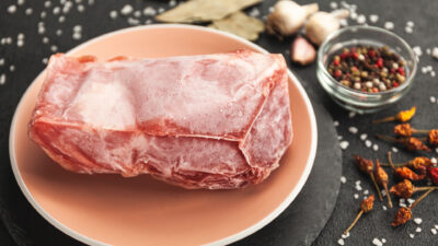 „Nu o să-ți vină să crezi ce se întâmplă dacă recongelezi carnea! Află adevărul care îți poate salva viața!”