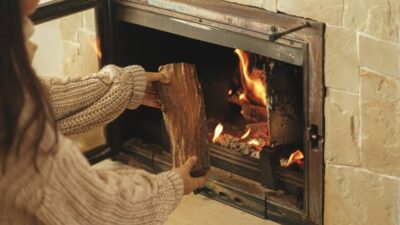 Atenție, români! Este obligatoriu pentru toți cei cu sobă pe lemne. Detaliul pe care dacă îl ignori, riști să-ți ia foc casa