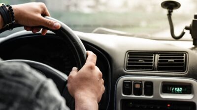 Dispozitivul interzis în orice mașină. Te lasă fără permis 90 de zile și îți aduce o amendă de 2.900 de lei