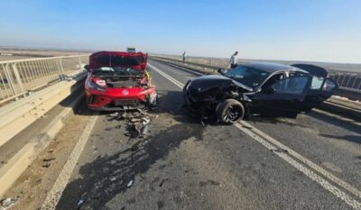 Accident GRAV cu o ambulanță privată! Transporta doi pacienți la dializă când s-a produs IMPACTUL. Trei persoane au fost rănite — iată cum s-a întâmplat totul!