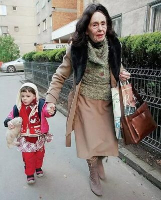 Din ce trăiește Adriana Iliescu la 87 de ani. Suma uriașă care intră în casă lunar, s-a aflat câți bani are de fapt